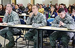 军人和退伍军人项目, 包括通过远程学习的学位和证书课程.